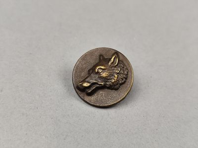un gros plan d'une pièce de monnaie sur laquelle figure une tête de chien