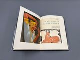 un livre ouvert sur lequel figure l'image d'une femme et d'un cheval