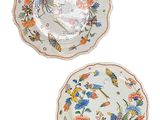 deux assiettes aux motifs différents posées sur une table