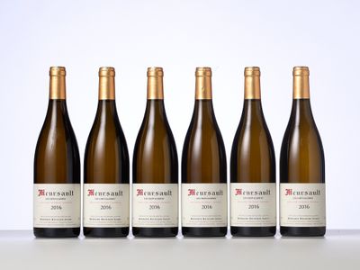six bouteilles de vin sont alignées sur une table