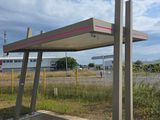 une structure en béton sur laquelle figure une bande rouge