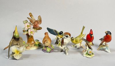 de nombreuses figurines d'oiseaux posées sur une table