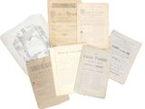 un tas de vieux livres posés sur une table