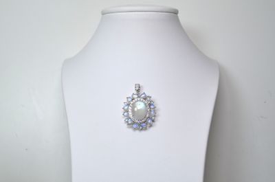 Un important pendentif en argent sertie au centre d'une impo…