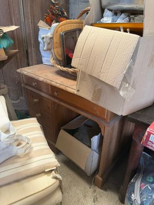 un tas de meubles qui s'entasse dans une pièce