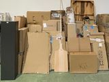 beaucoup de cartons empilés les uns sur les autres