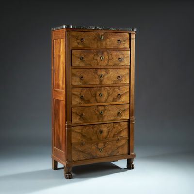 une commode ancienne en noyer avec un plateau en marbre