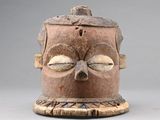 une image d'un masque en bois sur un support