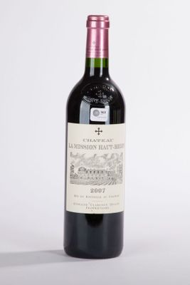 une photo d'une bouteille de vin rouge sur fond blanc