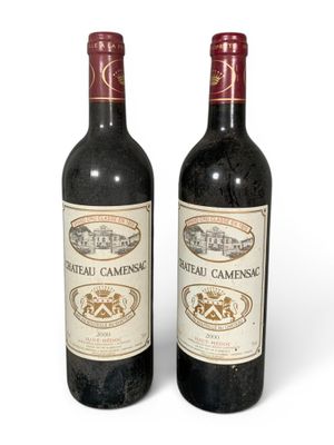 deux bouteilles de vin rouge posées l'une à côté de l'autre sur une surface blanche
