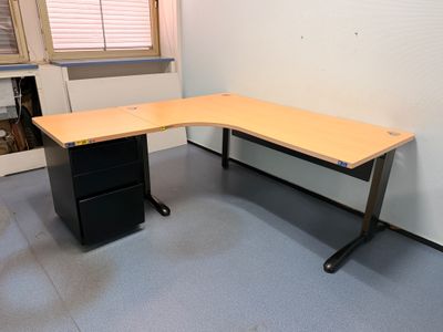 une photo d'un bureau d'angle dans une pièce vide