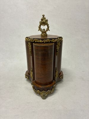 une petite boîte en bois surmontée d'une horloge