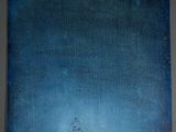 un tableau représentant un arbre au milieu d'un ciel bleu foncé