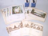 plusieurs vieilles cartes postales de différents types et formats posées sur une table