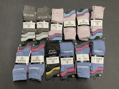 six paires de chaussettes pour homme portant des étiquettes