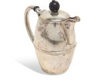une vieille théière en argent avec une poignée en bois sur fond blanc