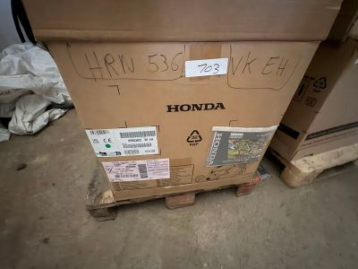 une boîte en carton sur laquelle sont collés quelques autocollants