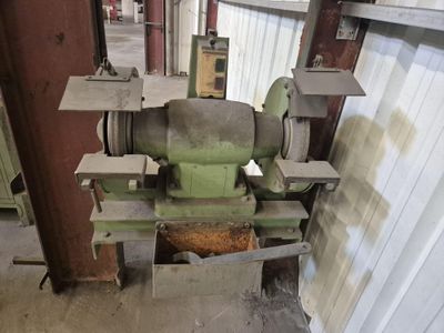 une machine qui se trouve à l'intérieur d'un bâtiment