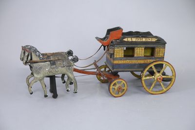un cheval en jouet tirant une calèche dans laquelle se trouve un homme