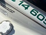 un gros plan sur une portière de voiture sur laquelle est collé un autocollant