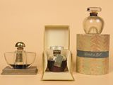 un flacon de parfum et un verre dans une boîte
