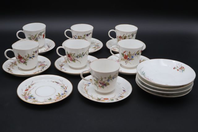 8 sous tasses et 7 tasses décorées à la main, joint 4 soucoupes (...