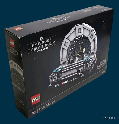 une boîte contenant un jeu de Lego, sur fond bleu