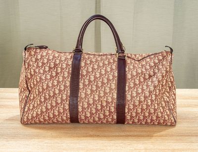 un sac marron et blanc posé sur une table en bois