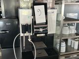 une photo d'une machine à café dans un café