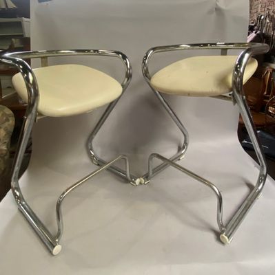 deux chaises posées sur une table blanche