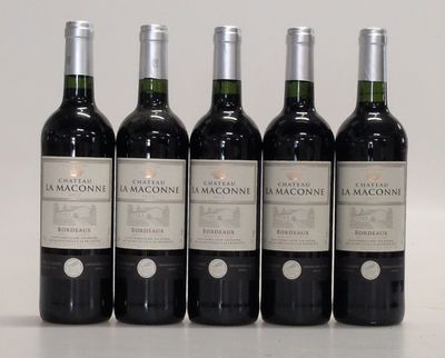 six bouteilles de vin sont alignées sur une table