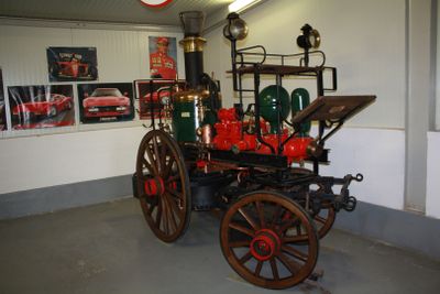 un camion de pompiers d'époque exposé dans un musée