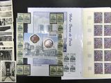 une collection de timbres et de cartes postales exposée sur une table