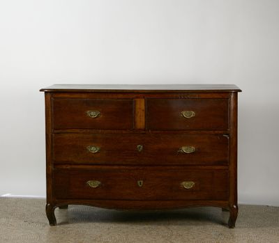 Commode galbée en chêne mouluré à quatre tiroirs sur trois r…