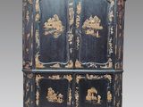 une photo d'une commode peinte en noir et or, dotée de quatre tiroirs