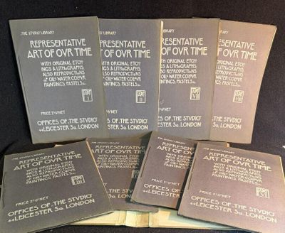 plusieurs livres sont posés sur une table à fond noir