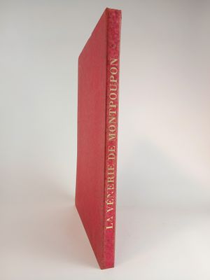 le livre est rouge, avec des lettres dorées dessus