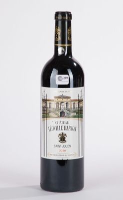 une bouteille de vin posée sur une table