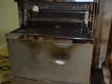 une photo d'une cuisine sale avec une cuisinière et un four