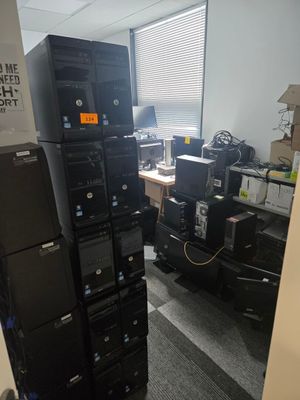 une pièce remplie de cartons, avec un ordinateur posé sur le bureau