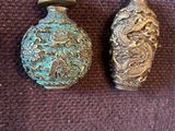 deux flacons à tabac chinois anciens posés sur une surface marron