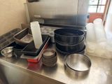 un plan de travail de cuisine sur lequel sont posés de nombreux plats et casseroles