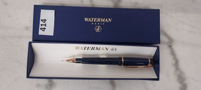 Le stylo-plume se trouve dans la boîte posée sur la table en marbre.