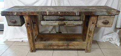 une vieille table en bois sur laquelle se trouvent deux tiroirs
