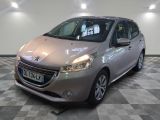 la petite voiture argentée est garée dans une grande pièce