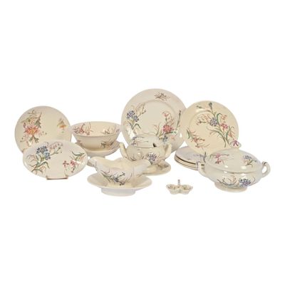 une photo représentant un ensemble d'assiettes et de bols en porcelaine