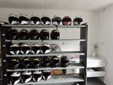 un porte-casques dans une pièce