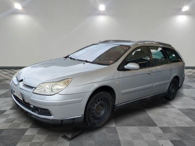 la photo d'une voiture argentée garée dans un garage