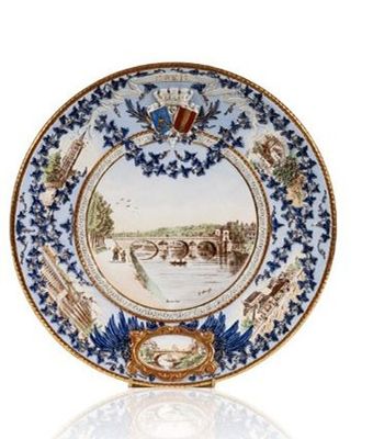une image représentant une assiette bleue et blanche ornée d'un château