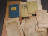 une pile de vieux papiers et de vieux livres posée sur une table